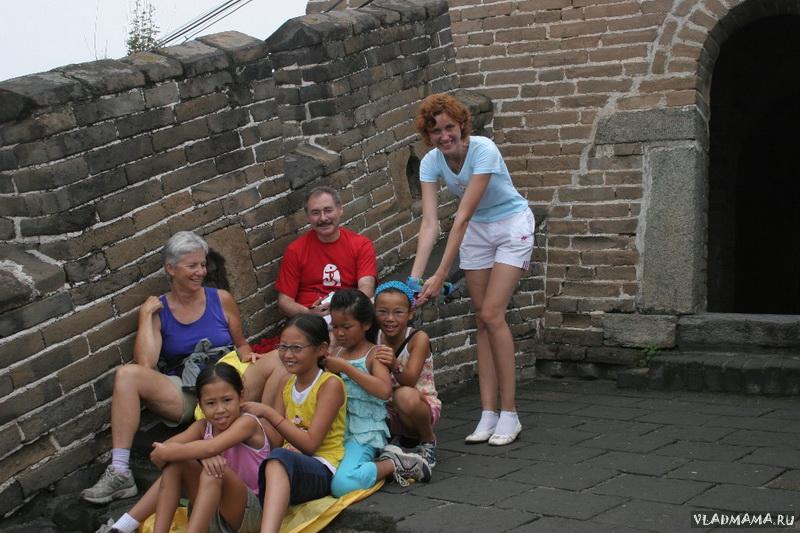 Заплетание косичек - традиционный вид китайского  искусства! г.Пекин, участок Великой Китайской Стены. 2007 год, август.  