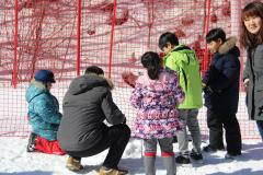 IMG 7253 (Дети строят общий снежный замок)