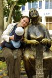 Помогаем Белгородской бабушке вязать чулки (скульптура "Мечтания" г.Белгород, отпуск 2008)