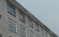 Сосульки на крыше школы № 8 в Южно-Сахалинске