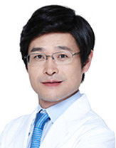 Главный врач Ро Ёнг У