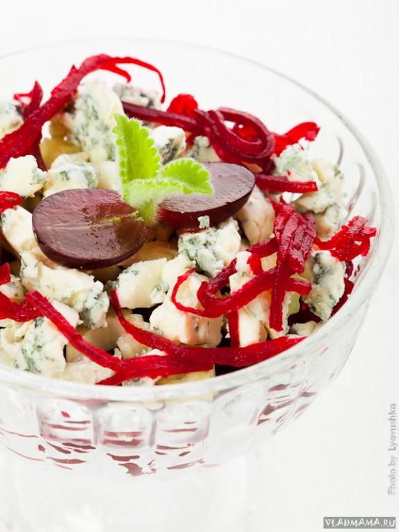 Слоёный салат из свеклы, сельдерея и дор-блю