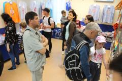 Участники экскурсии выбирают сувениры
