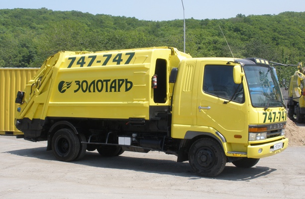 Мусоровоз компании «Золотарь»