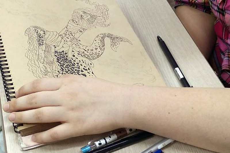 Ульяна Колчина рисует левой рукой Ульяна Колчина рисует левой рукой